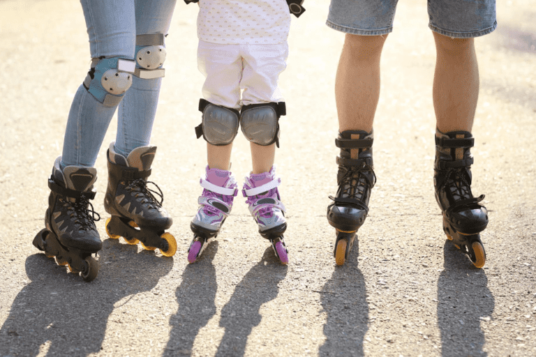 Los patines en línea, también conocidos como rollers, son una evolución de los tradicionales patines de cuatro ruedas.