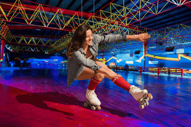 ¡Ven a Roller Rock y experimenta la diversión atemporal del patinaje sobre cuatro ruedas!